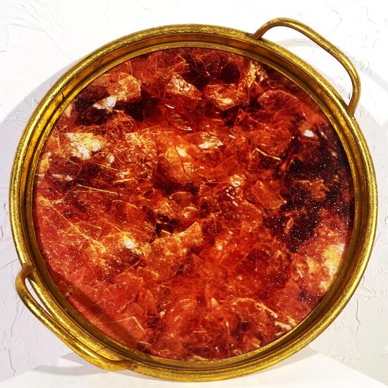 Zelta paplāte ar krāsainu pamatni